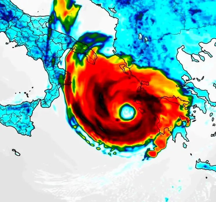 Il Medicane, una tempesta estrema che provoca onde altissime, pioggia e raffiche di vento che sfiorano i 150 km/h, e in movimento sullo Ionio. L'esperto spiega come si forma e cosa aspettarci in futuro 